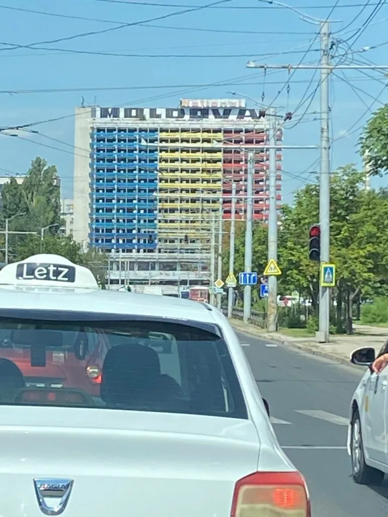 Фасад гостиницы “National” перекрасили в молдавский триколор