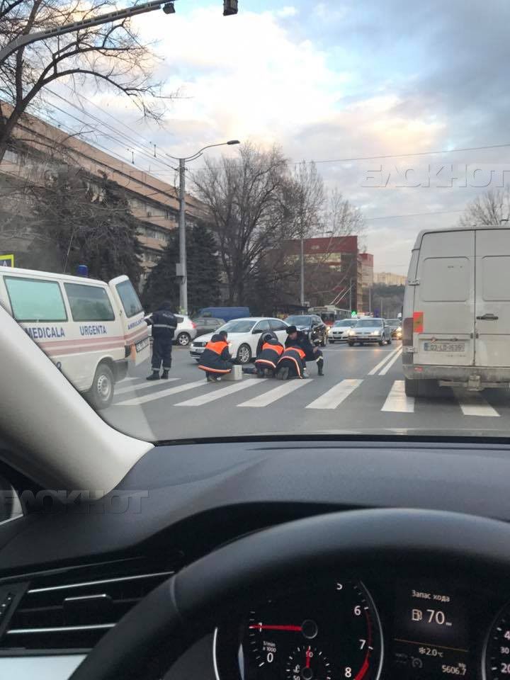 В Кишиневе человеку стало плохо посреди дороги