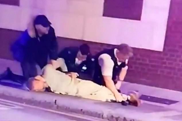 В Лондоне автомобиль въехал в полицейский участок