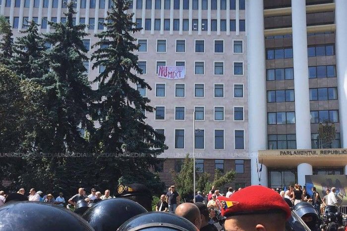 Poza zilei. Mesajul neașteptat afișat pe clădirea Parlamentului