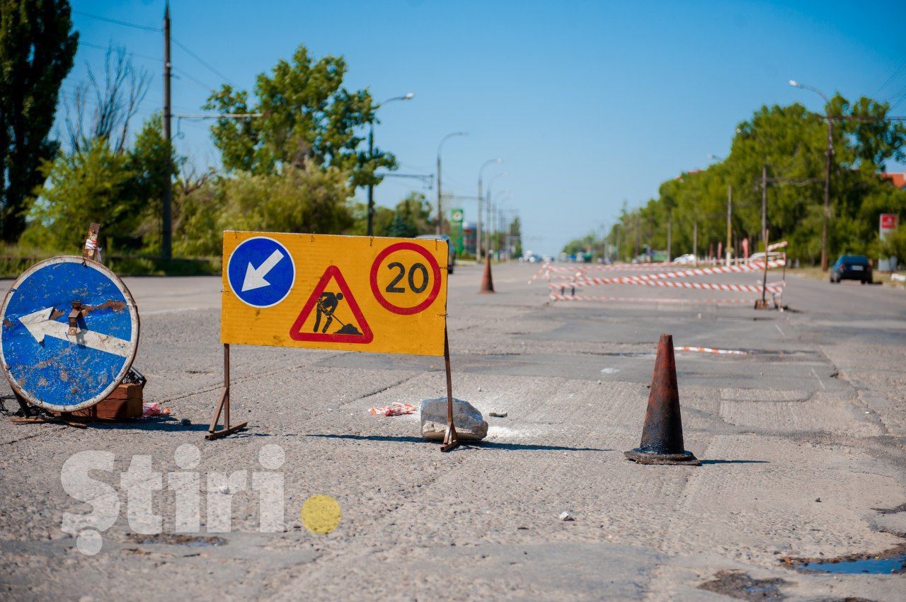 На выезде из Кишинева поднялись бетонные плиты на дороге