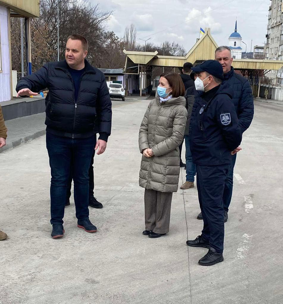 Санду на границе с Украиной передала помощь для беженцев