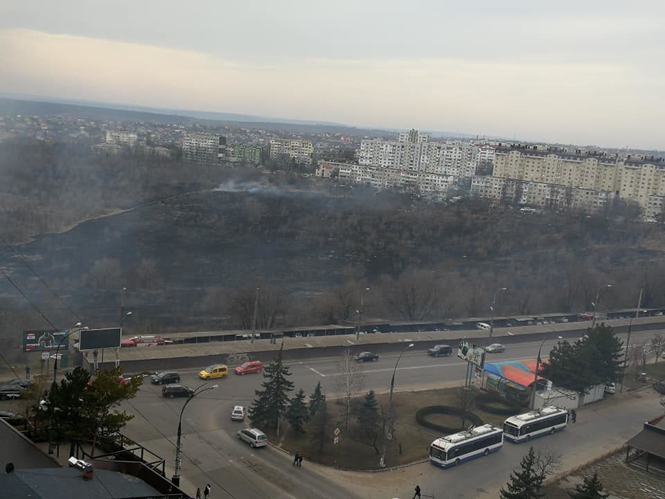 Из-за горевшей травы на Ботанике пострадали автомобили на парковке