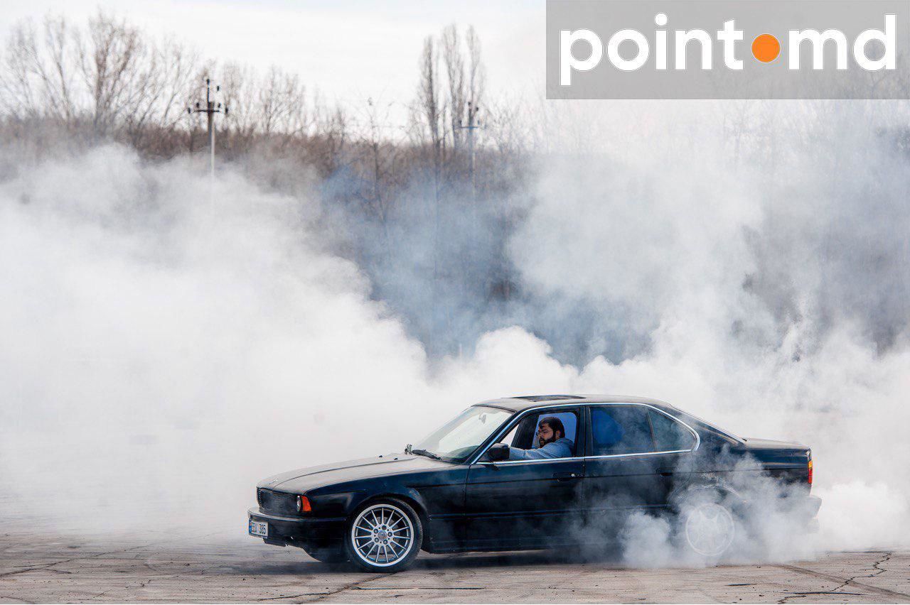 На берегу озера Гидигич водители BMW устроили дрифт-гонки