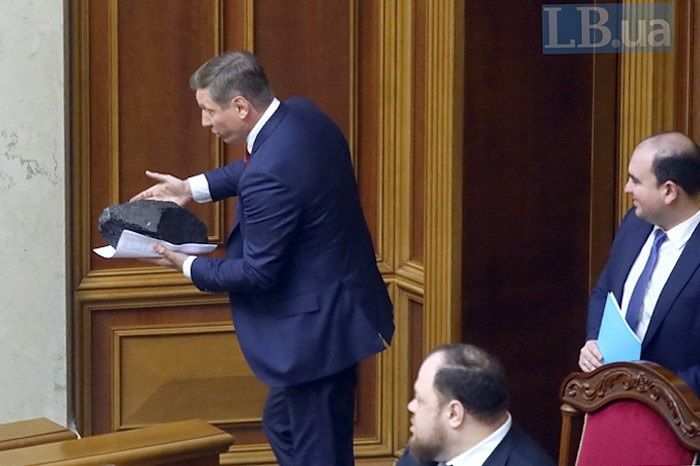 В Раду принесли уголь и отбойный молоток