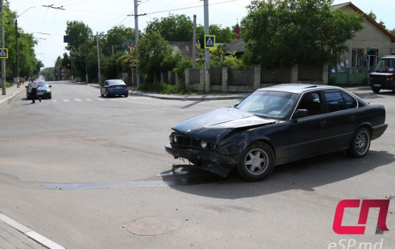 В Бельцах водитель BMW и таксист не смогли разминуться