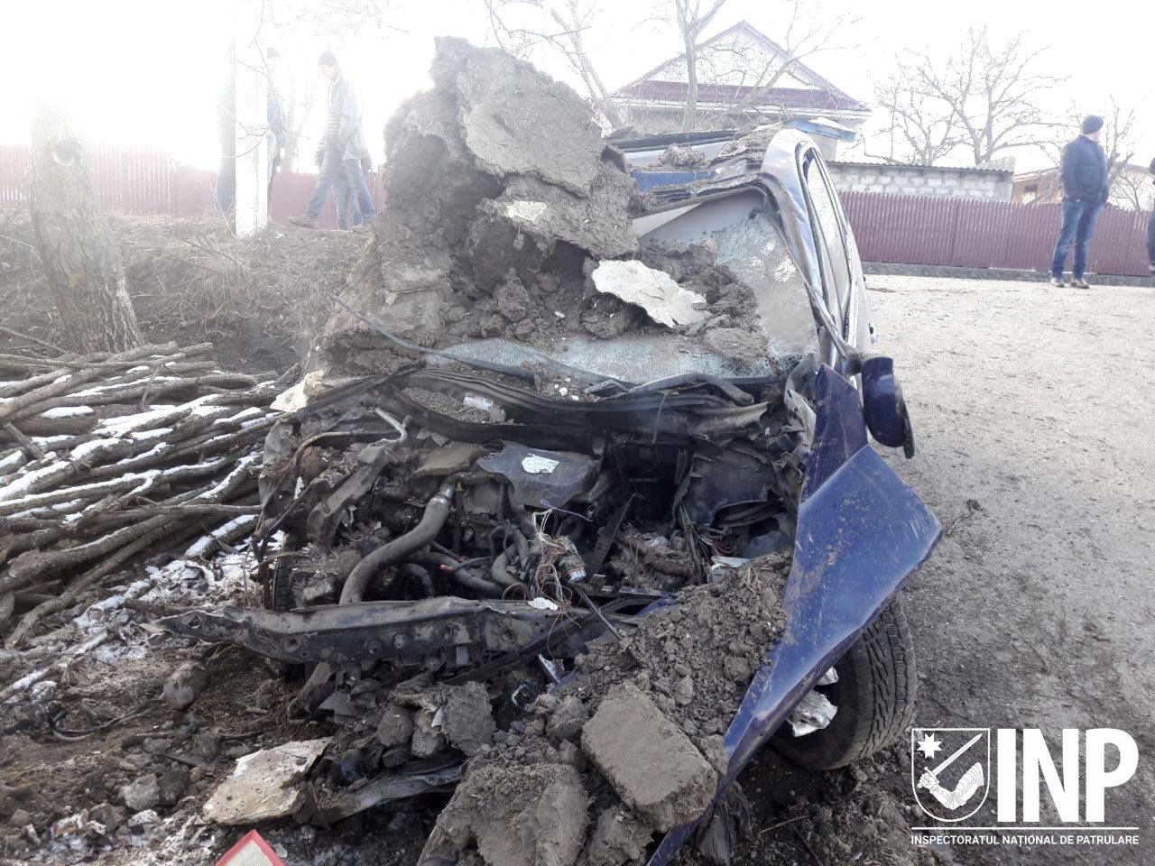 Dezastru la Cimișlia: Un vitezoman a intrat cu mașina într-o casă