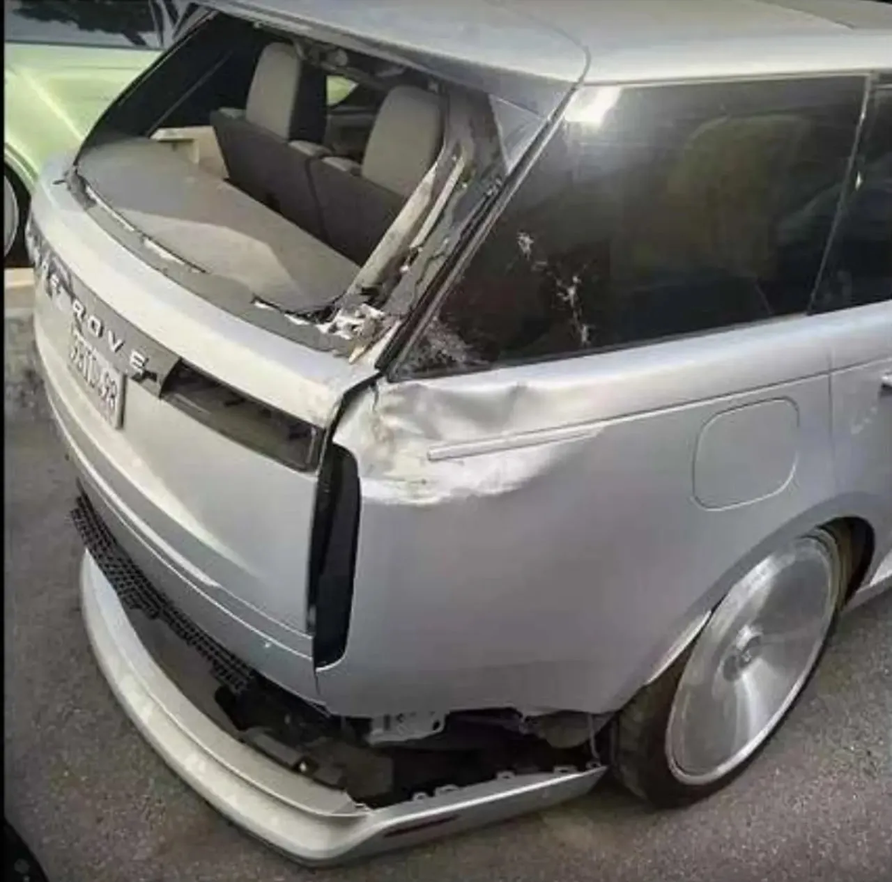 На продажу выставили разбитый Range Rover Ким Кардашьян за $100 тысяч