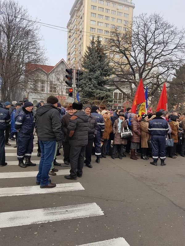 Sustinatorii lui Dodon s-au adunat in fata Palatului Republicii