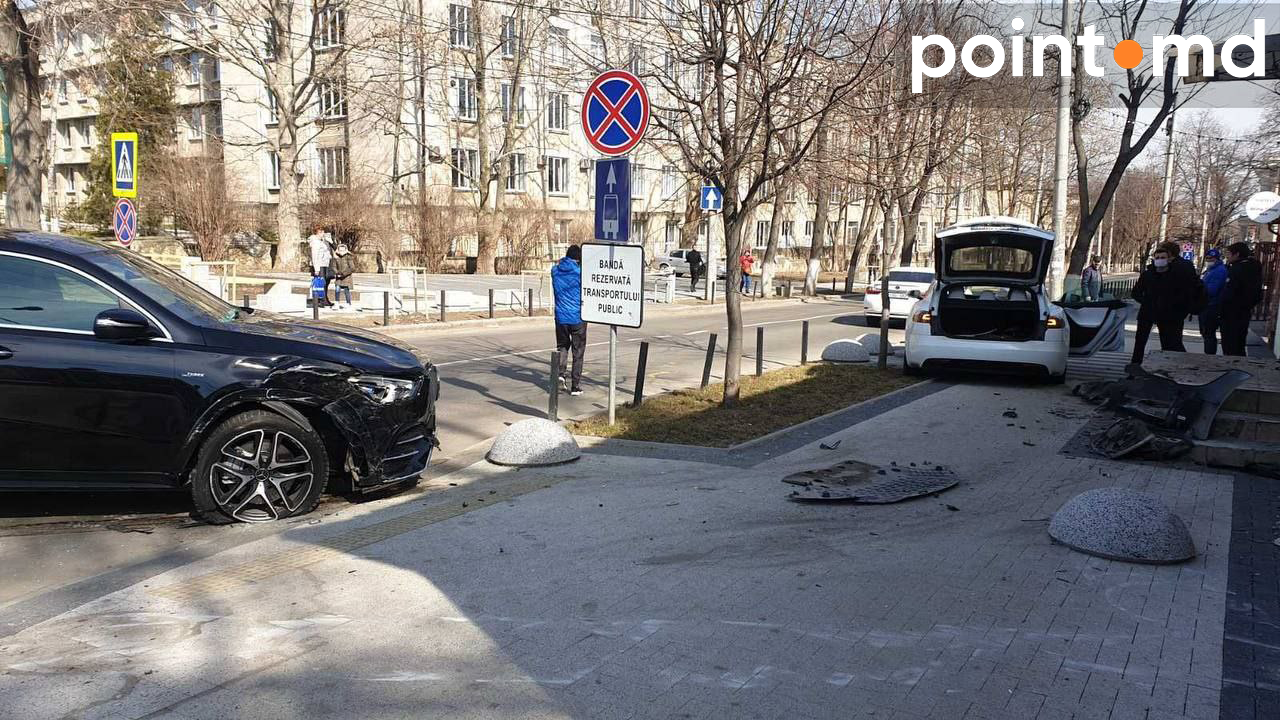 В Кишинёве в ДТП разбили новый Mercedes и Tesla
