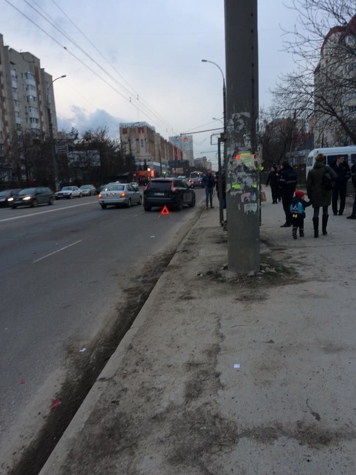 На Буюканах мотоциклист врезался в автомобиль