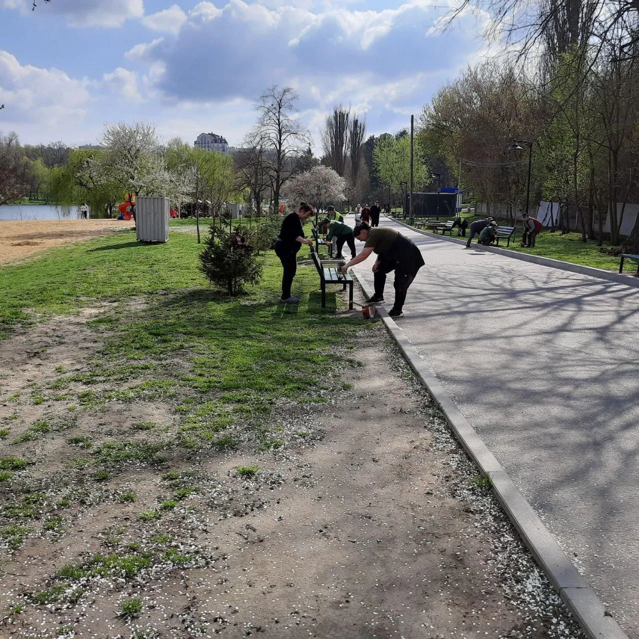 Mobilierul urban din parcurile și grădinile Capitalei este pregătit pentru sezonul estival