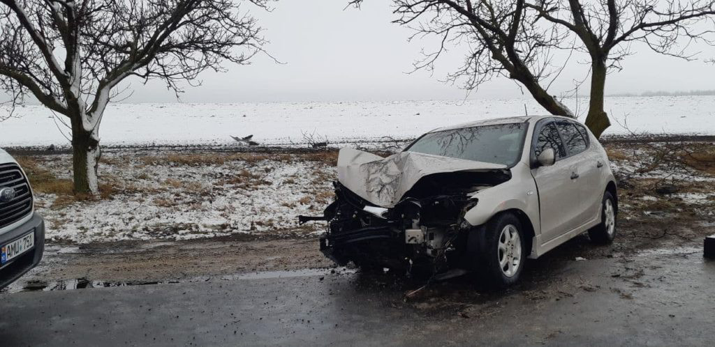 В Каушанском районе автомобиль врезался в дерево: женщина-водитель госпитализирована.