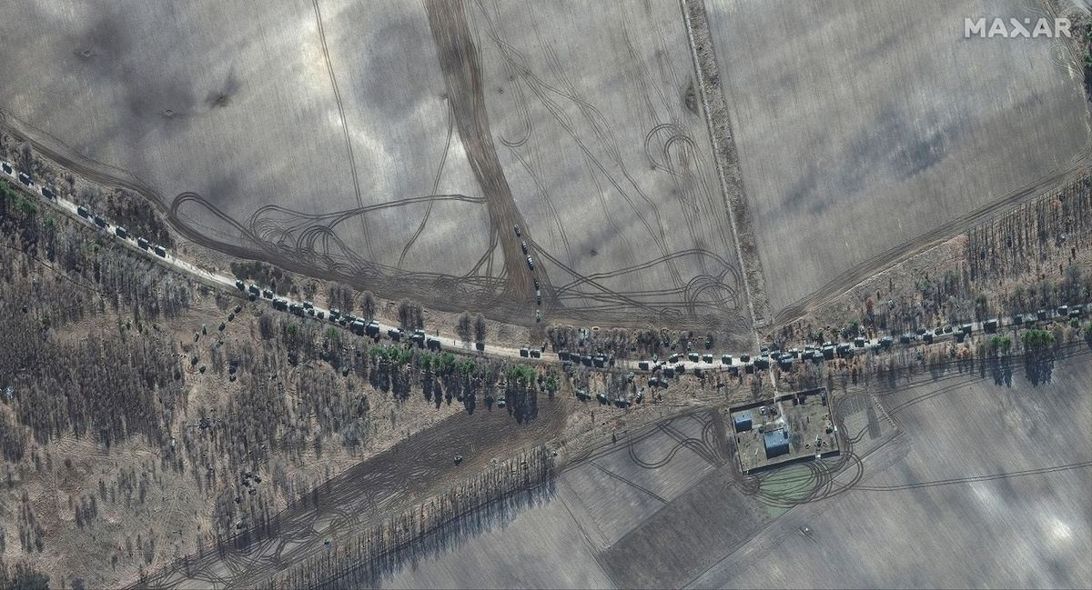 Спутники зафиксировали огромную колонну российской военной техники возле Киева