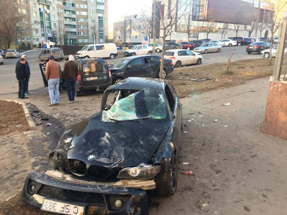 На Чеканах лихач на BMW протаранил несколько автомобилей