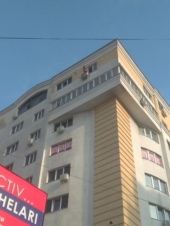 В центре столицы женщина угрожает выброситься из окна