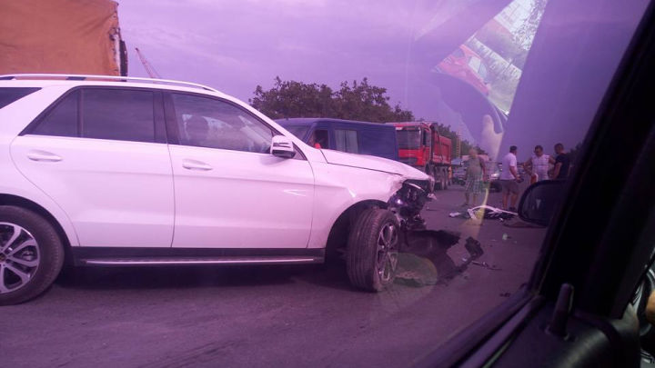 Accident la ieşirea din Capitală. O şoferiţă şi-a făcut zob maşina