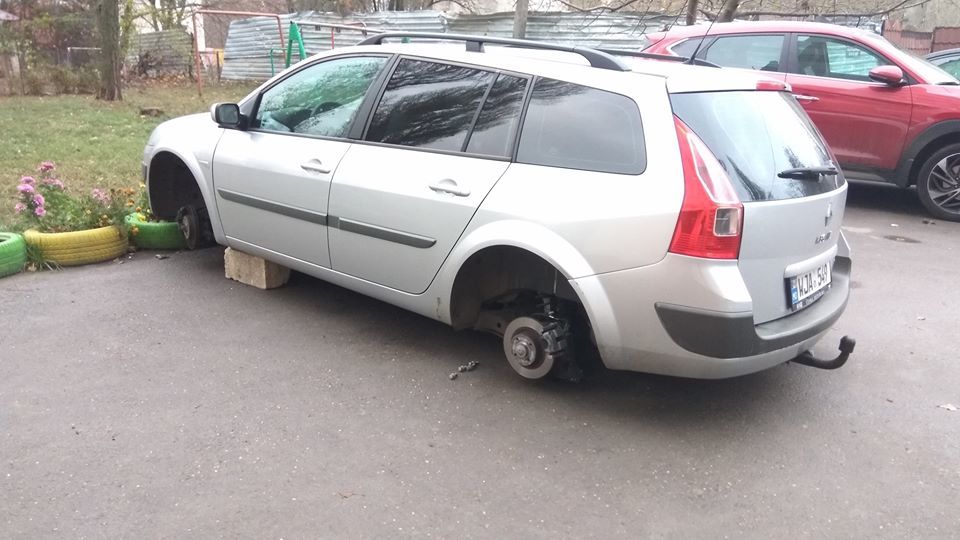 В Кишиневе с автомобилей продолжают снимать колеса по утрам