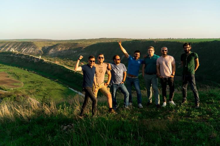 Au urcat în trei pick-upuri și au pornit să exploreze Moldova. 8 tineri parcurg 2000 de km în 5 zile