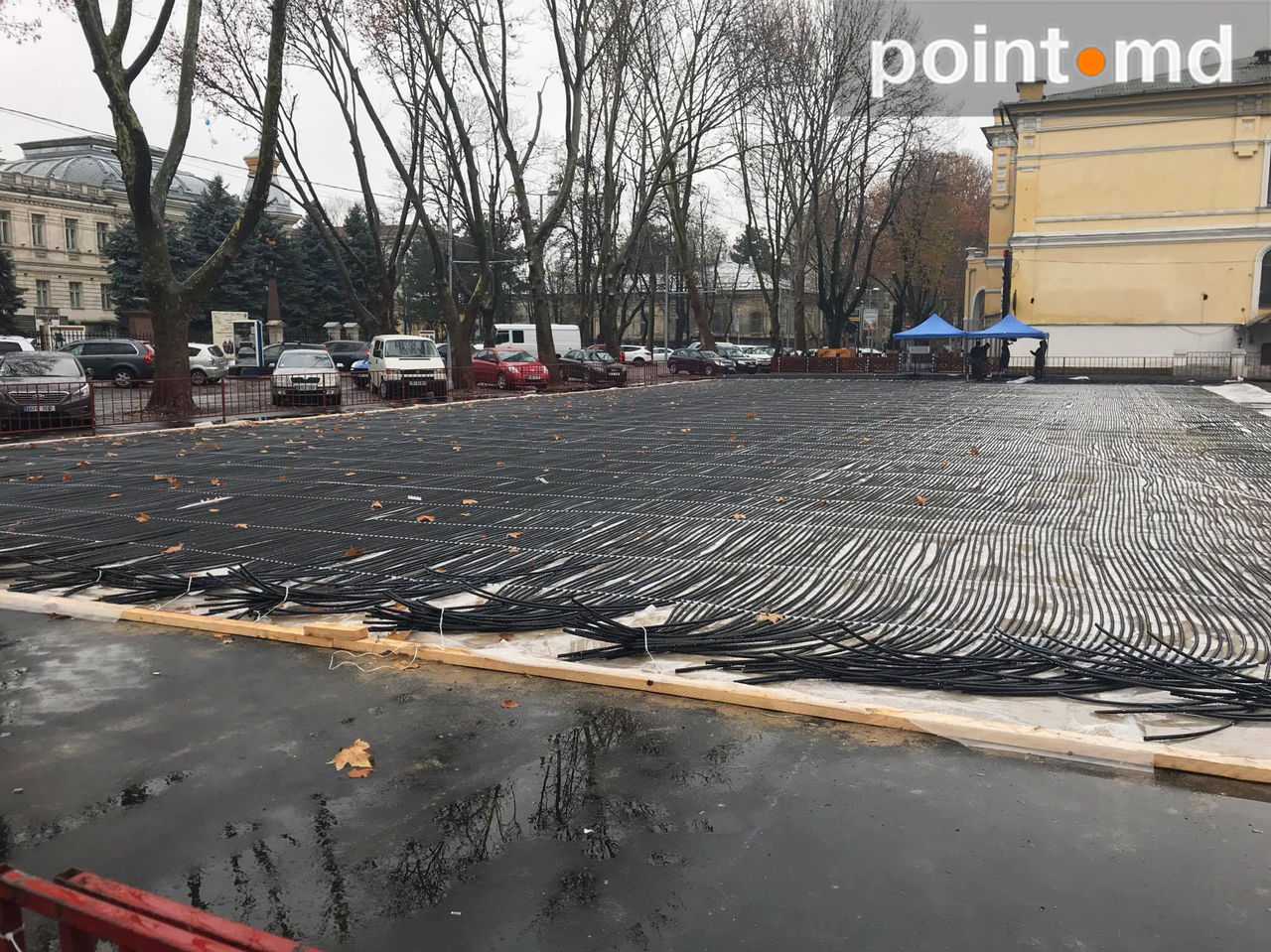 В Кишиневе на улице 31 августа устанавливают каток