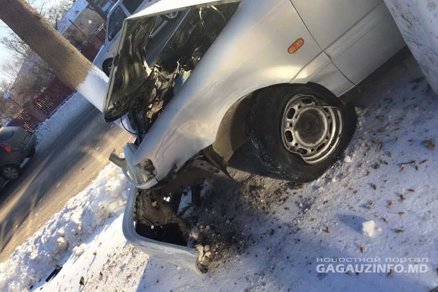 В центре Комрата автомобиль угодил в дерево