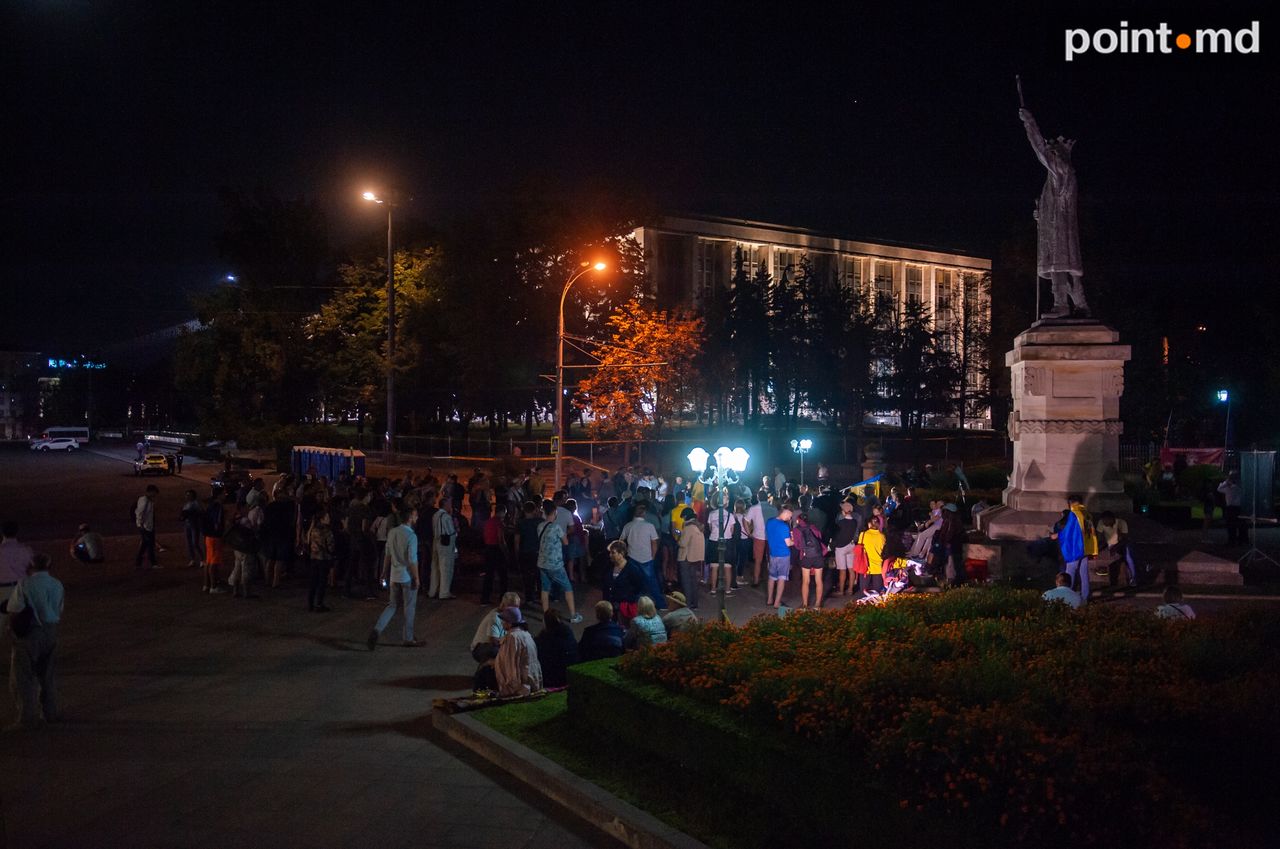 Протестующие расположили палатки у памятника Штефана чел Маре