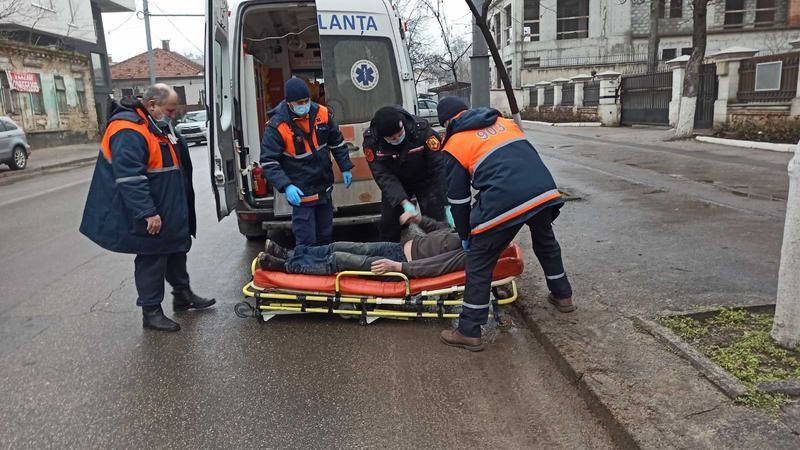 Карабинеры оказали помощь прохожему, потерявшему сознание на улице столицы
