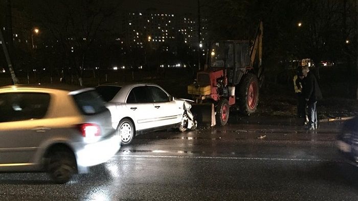 В Кишиневе трактор столкнулся с Mercedes