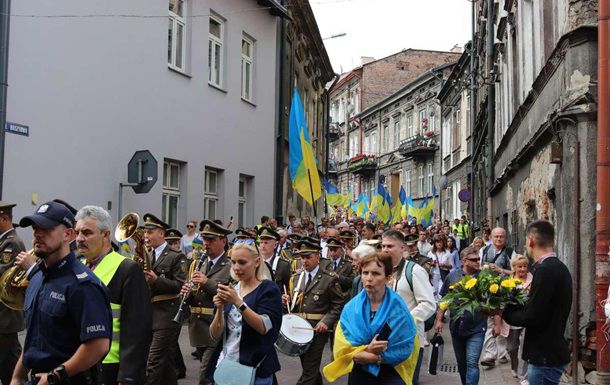 Украинское шествие в Польше встретили антибандеровским пикетом