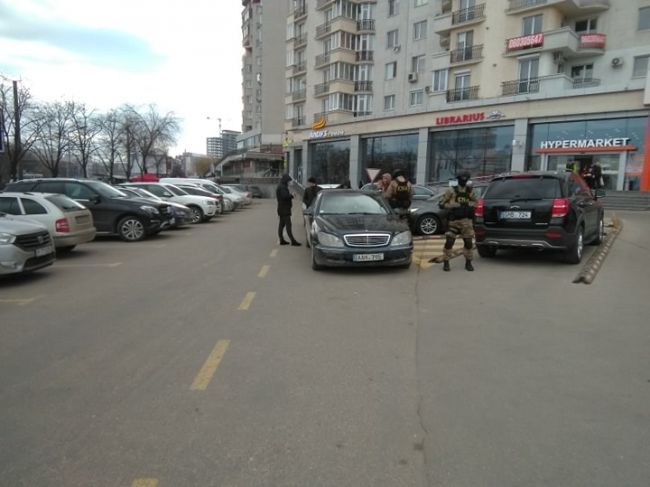 Житель Кишинева пытался продать водительские права категории "В" за 1900 евро