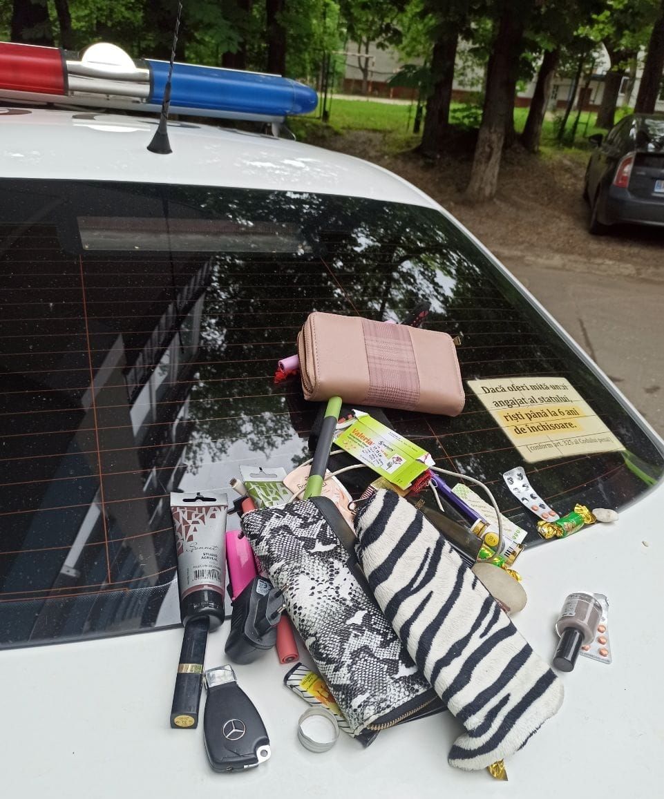Патрульные задержали мужчину: нес в прозрачной сумке украденные кошельки