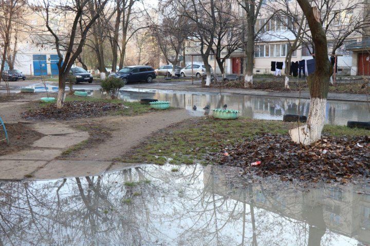 Двор одного из столичных домов залило водой