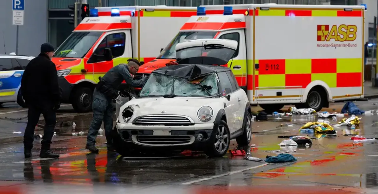 O mașină a intrat în mulțime la Munchen: O femeie și un copil de doi ani au murit în spital