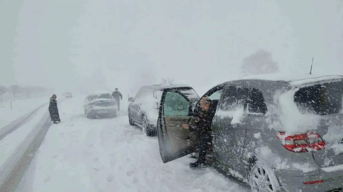 Haos pe șosele: Ninsoarea a provocat două accidente în lanț pe o autostradă din Turcia