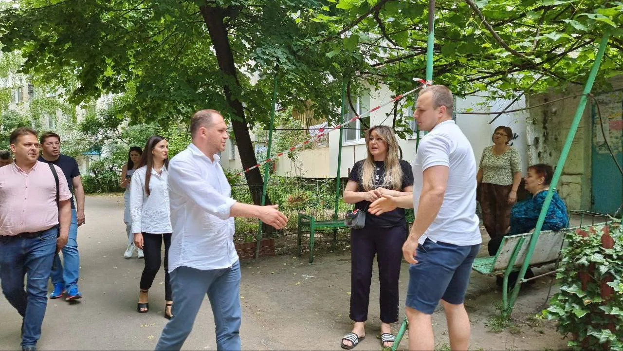 Чебан проинспектировал три многоквартирных дома в столице, где ведётся капитальный ремонт