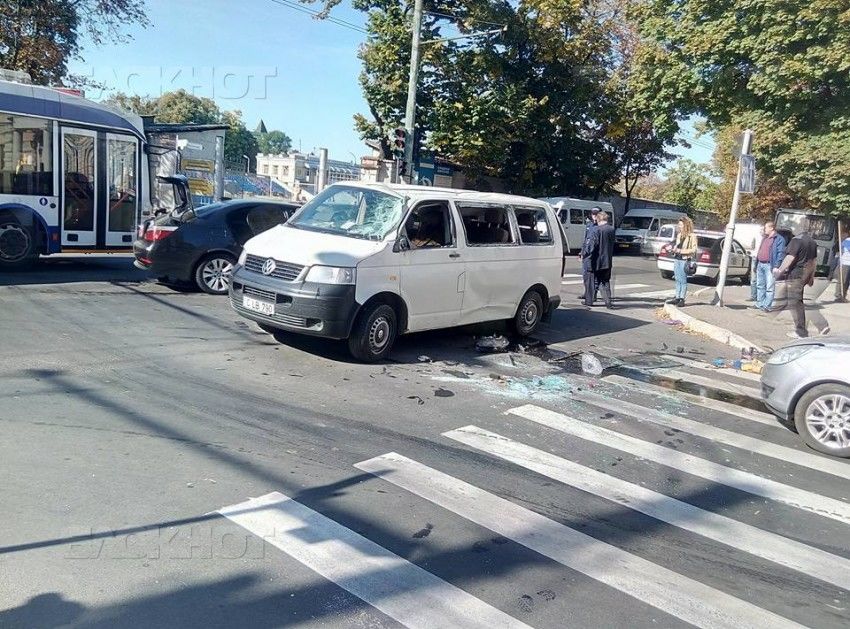 В центре Кишинева столкнулись микроавтобус и легковой автомобиль