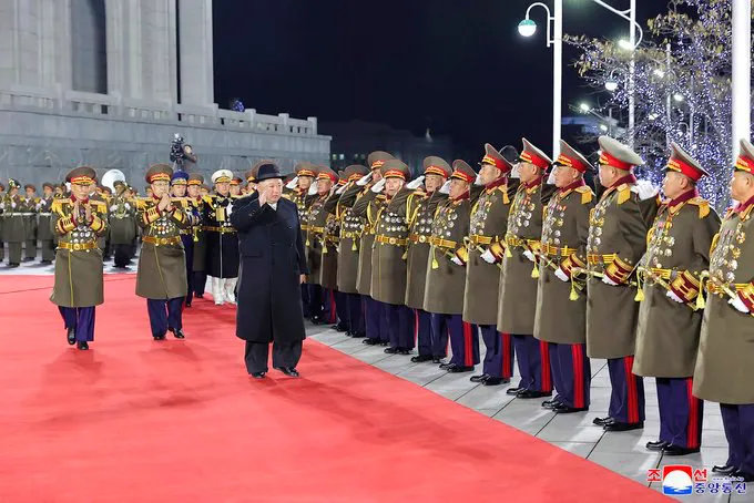 Ким Чен Ын провел военный парад