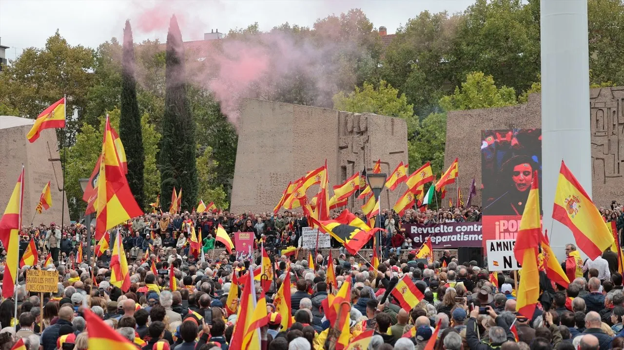 В Испании тысячи людей вышли на протесты против амнистии для сепаратистов