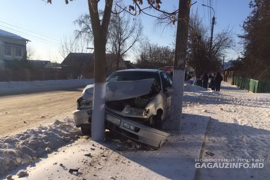 В центре Комрата автомобиль угодил в дерево