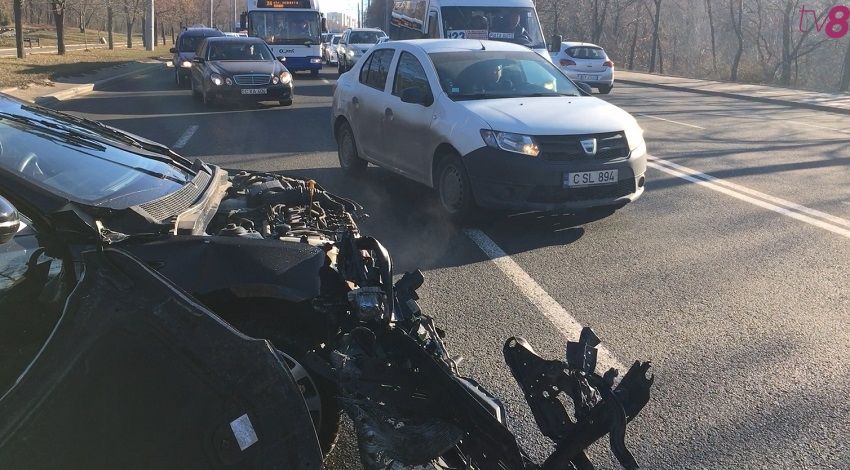 В столице автомобиль врезался в столб: госпитализирован 1 человек