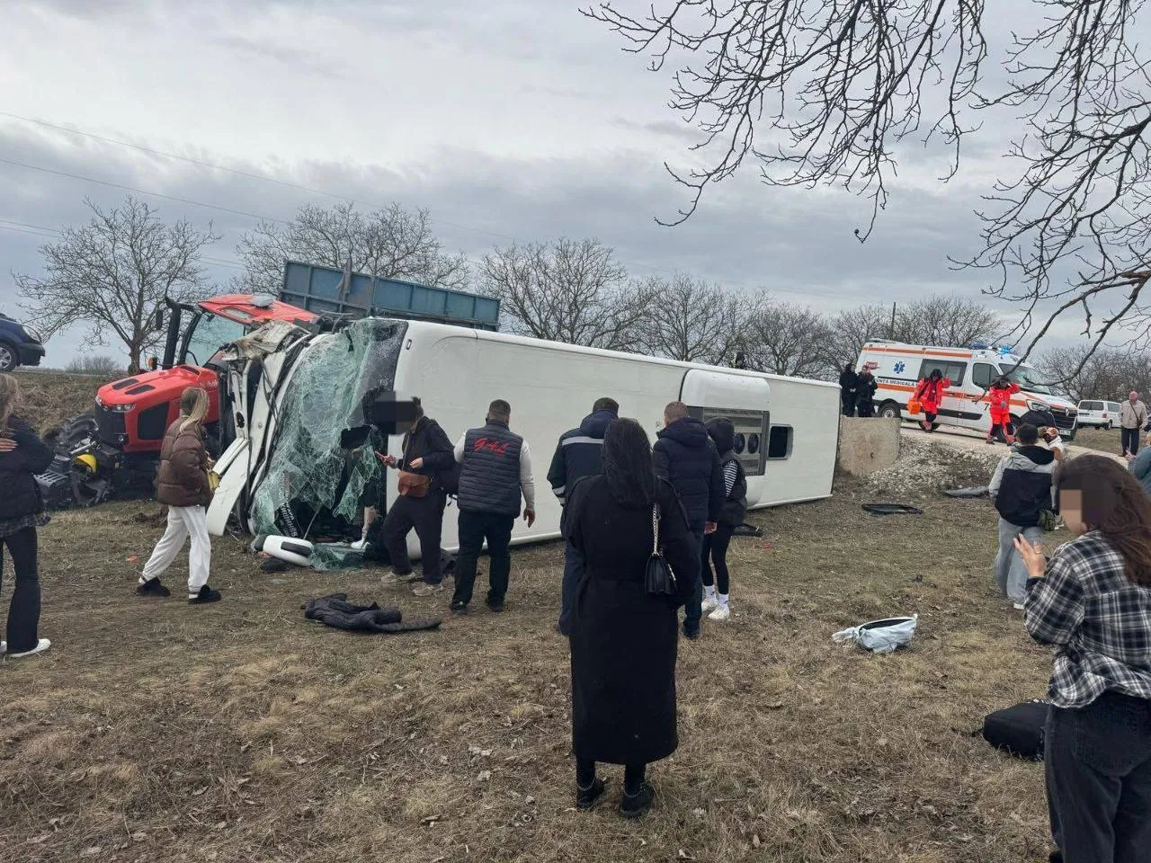 Accident în raionul Ștefan Vodă: Un autocar s-a tamponat cu un tractor