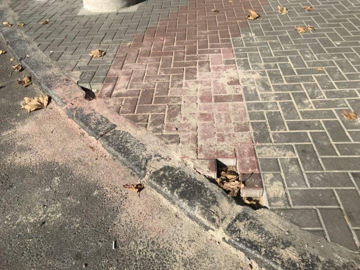 Nici nu au pus bine pavajul pe Ștefan cel Mare, că s-au apucat de reparat. Le-au rămas chiar şi pietre în plus