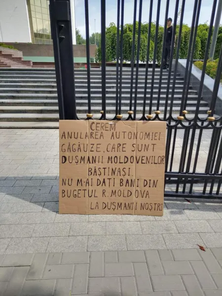 Протест у президентуры: «Требуем аннулирования Гагаузской автономии»