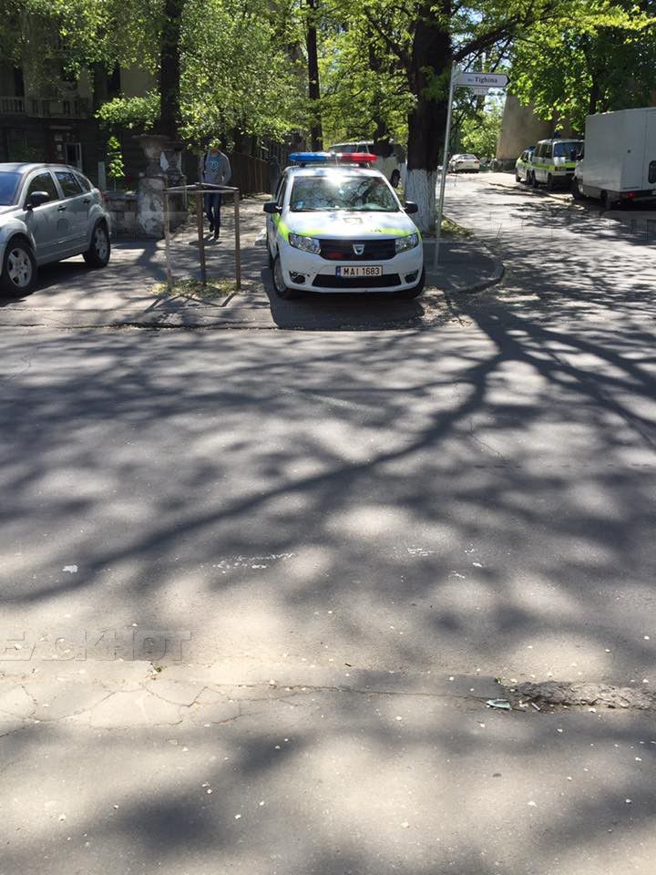 Автомобиль полиции вновь засняли припаркованным на пешеходном переходе