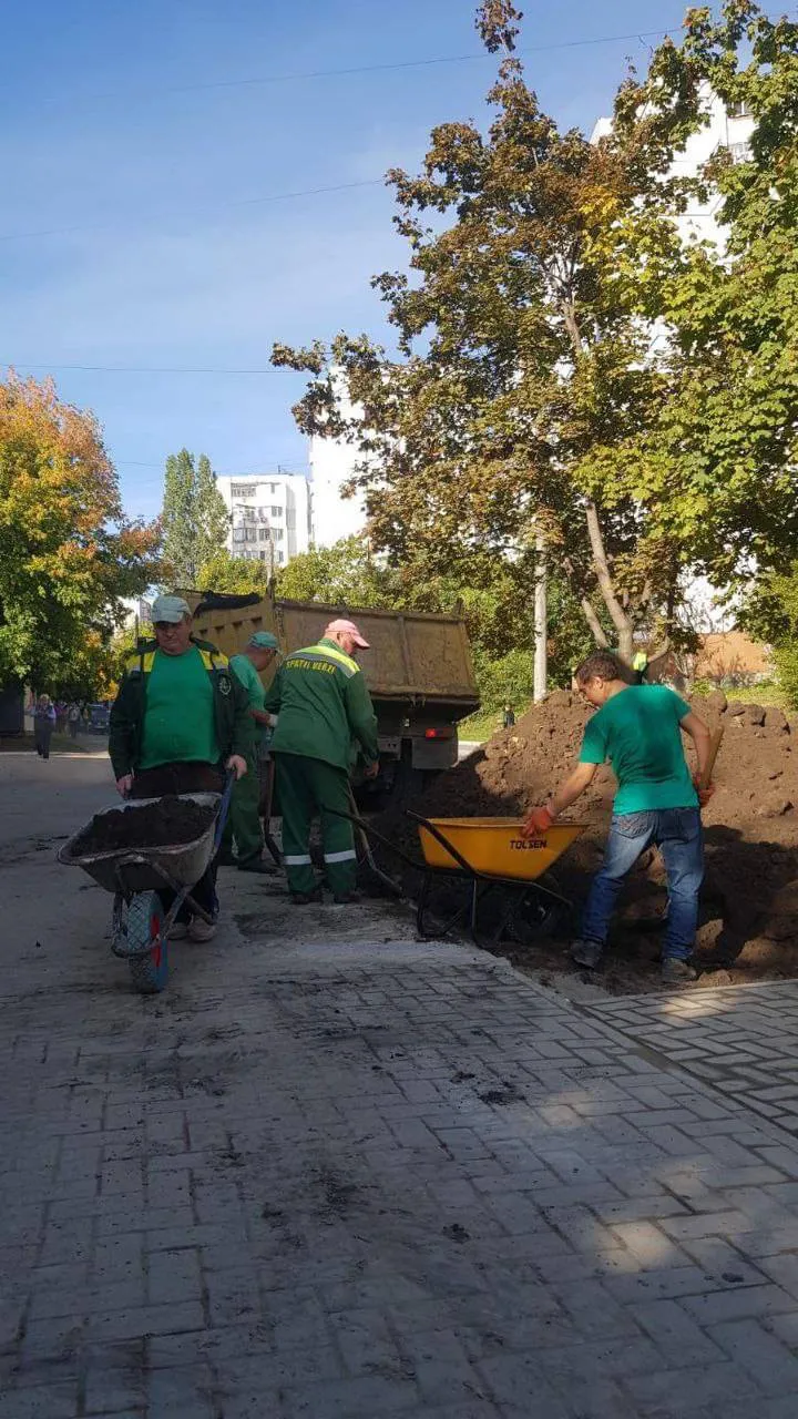 Продолжается ремонт тротуаров на бульваре Мирча чел Бэтрын