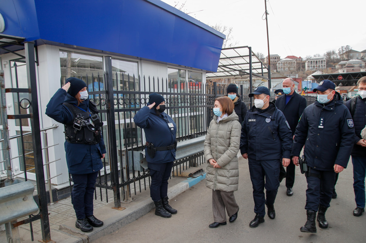 Санду на границе с Украиной передала помощь для беженцев