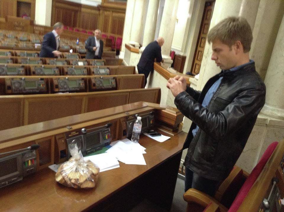 В Раде произошла потасовка из-за сухарей