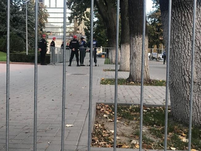 Движение ACUM протестовали у парламента, были стянуты отряды карабинеров