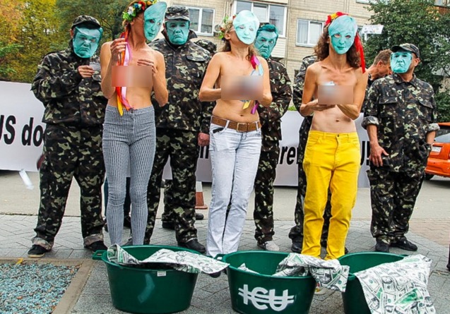 В Киеве полуголые активистки Femen забросали посольство США долларами