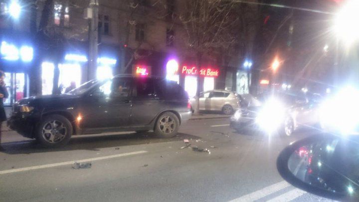 Accident în lanț în Capitală. Patru mașini s-au ciocnit pe strada Ștefan cel Mare, intersecție cu Vlaicu Pîrcălab